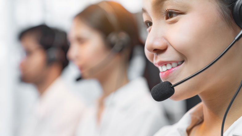 Arbeitsplatz mit Tastatur und Support-Hotline